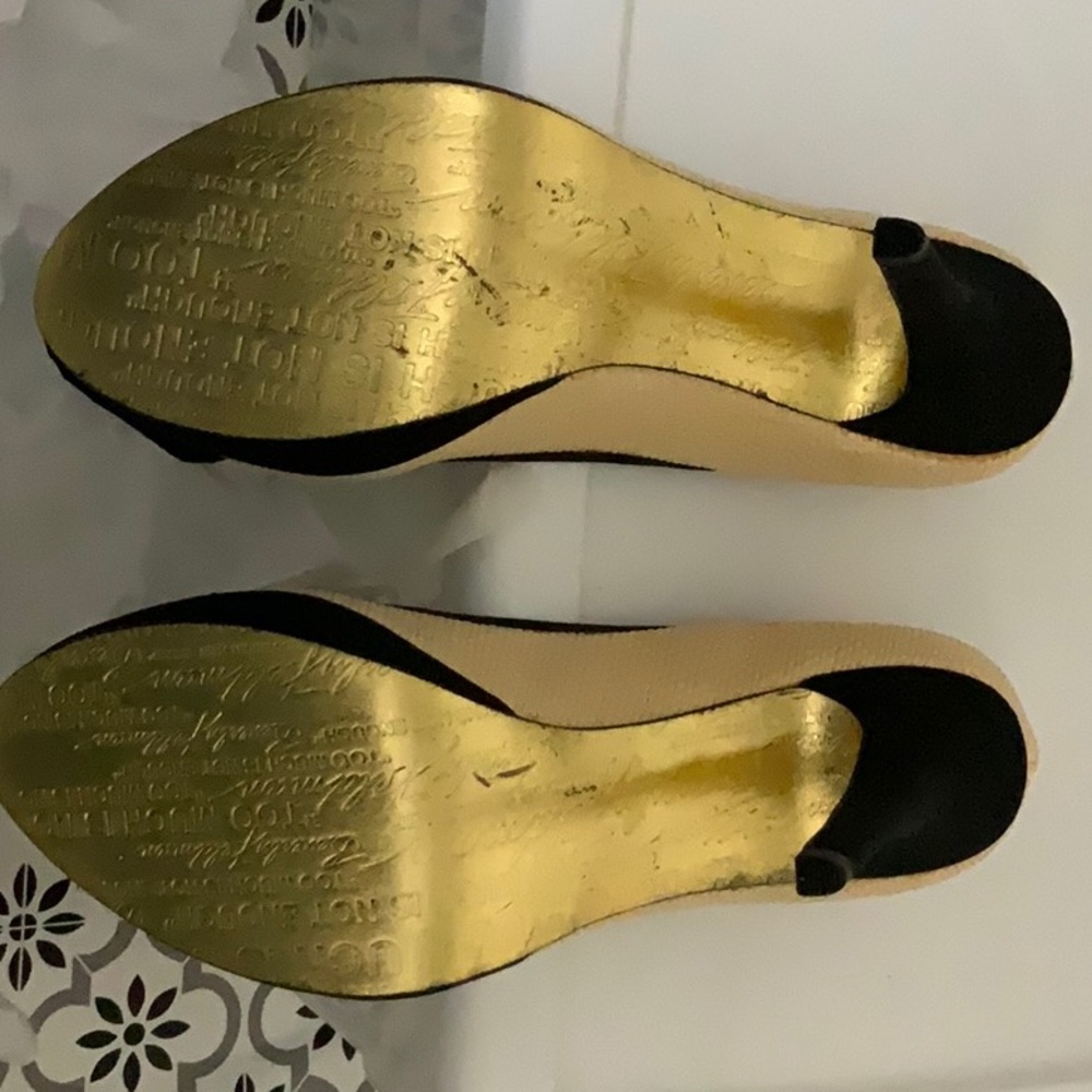 NWOT Beverly Feldman Gold and Black Heels - Picture 6 of 6
